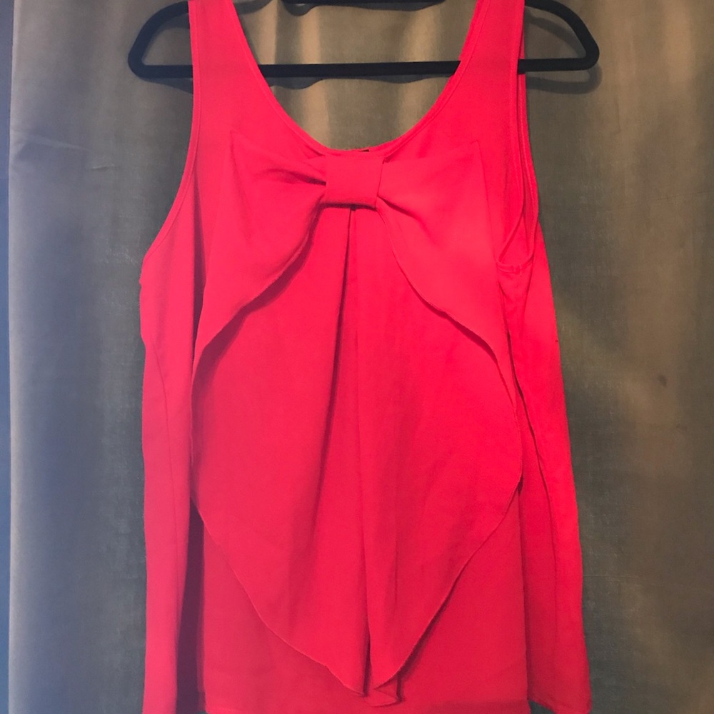 Red bow tank